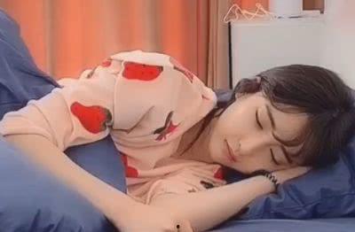 美女被室友爆料了视频,引发网络热议  第2张